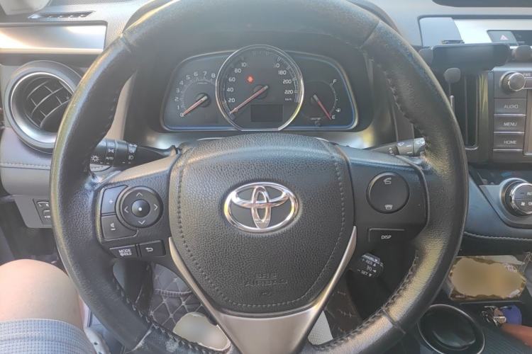 Used Toyota RAV4 2013 2.5L Automatic 4x4 Luxury Edition Steering Wheel