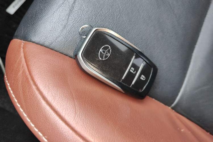 Used Toyota RAV4 2013 2.5L Automatic 4x4 Elite Edition Vehicle Key