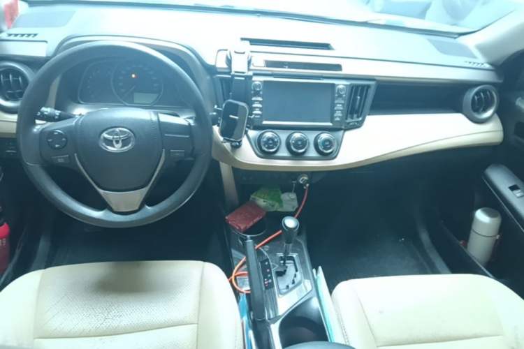 Used Toyota RAV4 2013 2.0L CVT Two-Wheel Drive Urban Edition Center Console
