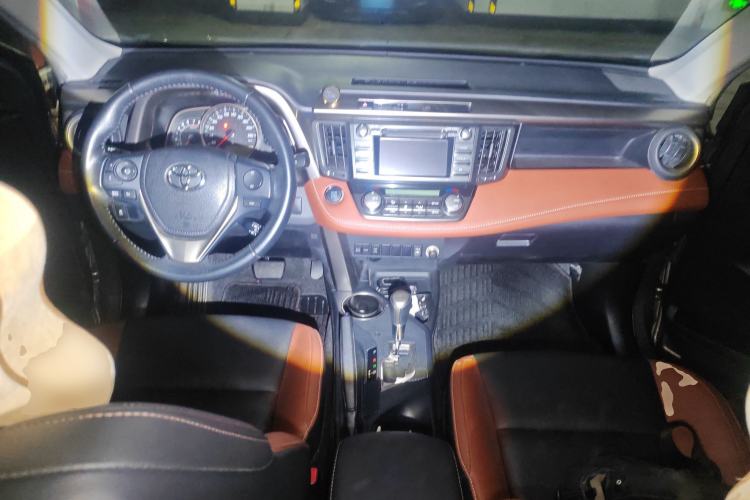 Used Toyota RAV4 2013 2.5L Automatic 4x4 Elite Edition Center Console