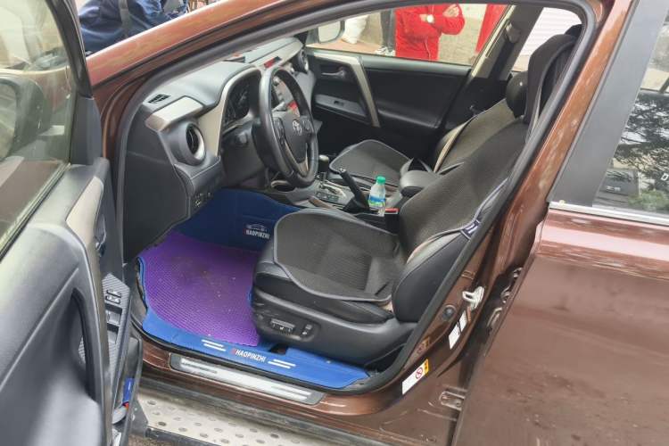 Used Toyota RAV4 2013 2.5L Automatic 4x4 Luxury Edition Driver Seat