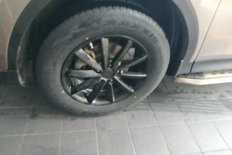 Used Toyota RAV4 2013 2.5L Automatic 4x4 Elite Edition Left Front Wheel Hub