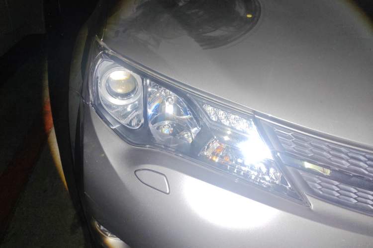 Used Toyota RAV4 2013 2.5L Automatic 4x4 Elite Edition Right Front Headlight