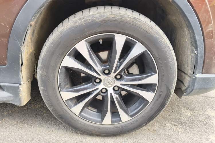 Used Toyota RAV4 2013 2.5L Automatic 4x4 Luxury Edition Right Front Wheel Hub