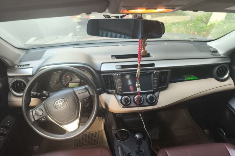 Used Toyota RAV4 2013 2.0L CVT Two-Wheel Drive Urban Edition Center Console