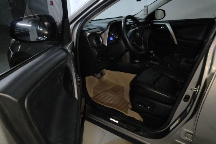 Used Toyota RAV4 2013 2.5L Automatic 4x4 Luxury Edition Driver Seat
