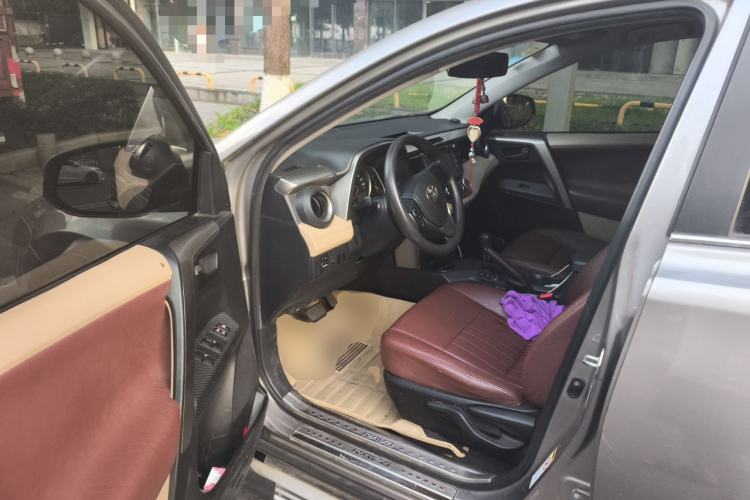 Used Toyota RAV4 2013 2.0L CVT Two-Wheel Drive Urban Edition Driver Seat