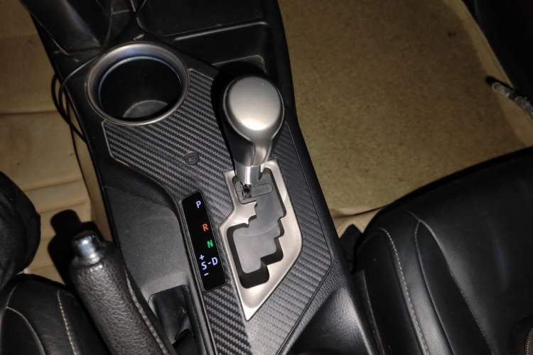 Used Toyota RAV4 2013 2.5L Automatic 4x4 Luxury Edition Gear Lever