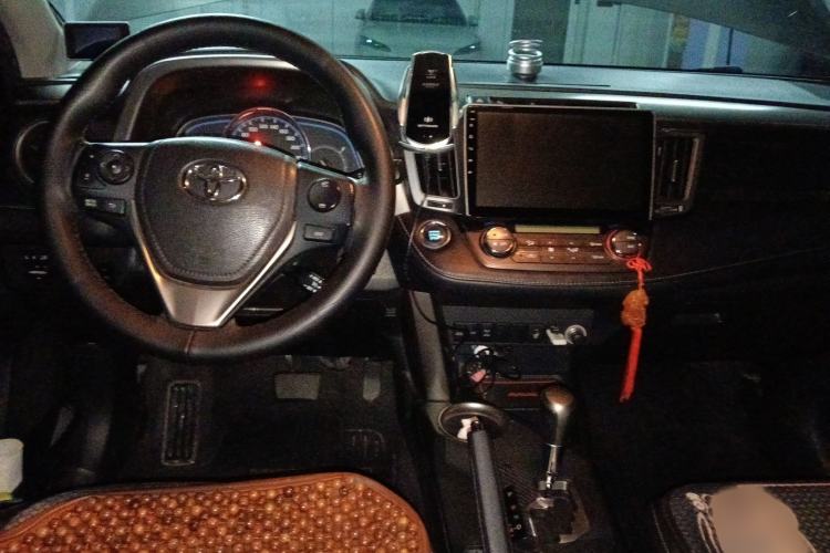 Used Toyota RAV4 2013 2.0L CVT Four-Wheel Drive New Edition Interior 2