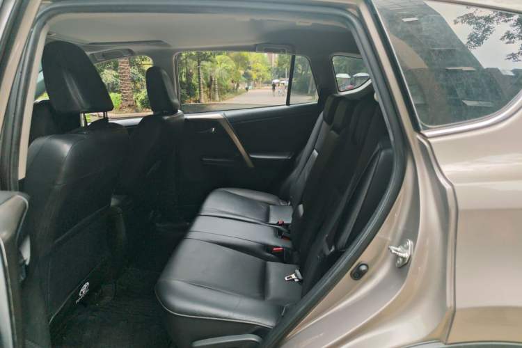 Used Toyota RAV4 2013 2.0L CVT Four-Wheel Drive New Edition Interior 4