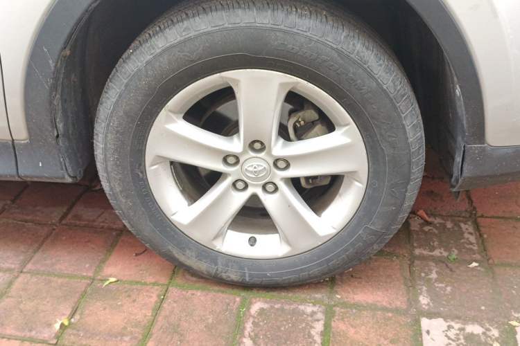 Used Toyota RAV4 2013 2.0L Manual Two-Wheel Drive Urban Edition Right Front Wheel Hub