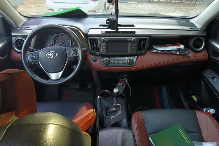 Used Toyota RAV4 2013 2.5L Automatic 4x4 Luxury Edition Center Console