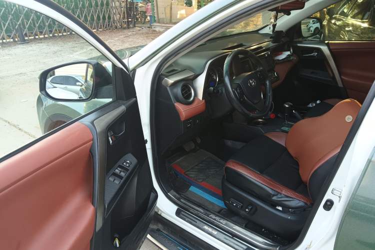 Used Toyota RAV4 2013 2.5L Automatic 4x4 Luxury Edition Driver Seat