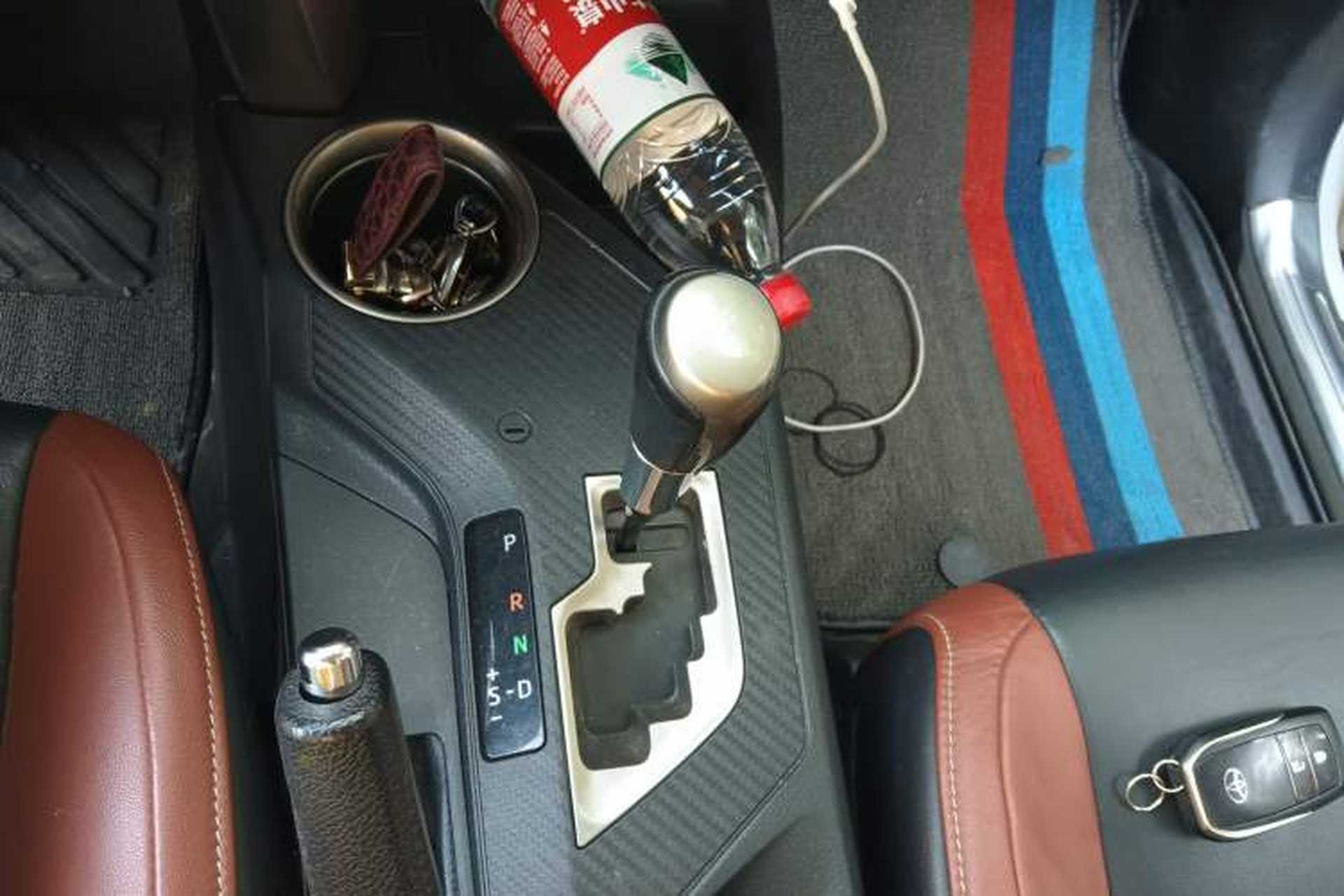 Used Toyota RAV4 2013 2.5L Automatic 4x4 Luxury Edition Gear Lever