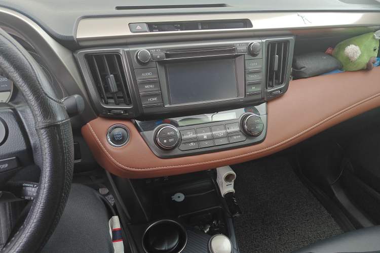Used Toyota RAV4 2013 2.5L Automatic 4x4 Elite Edition Audio And AC Panel
