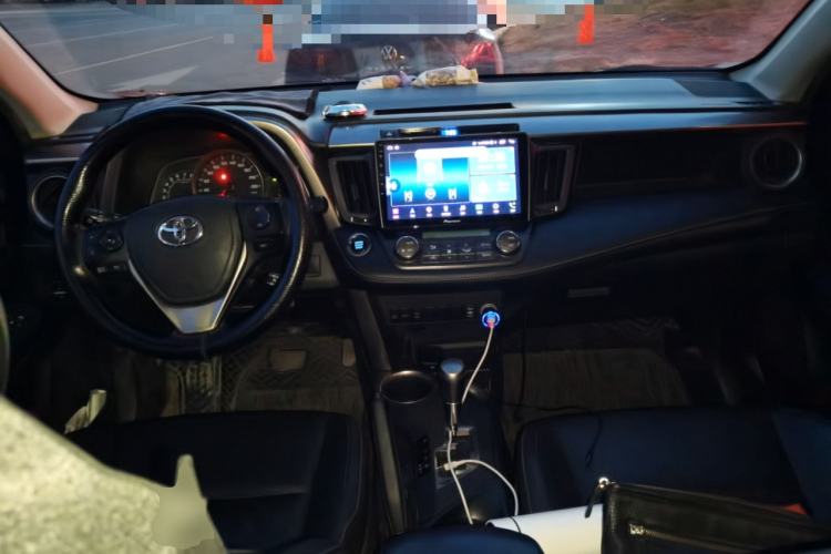 Used Toyota RAV4 2013 2.5L Automatic 4x4 Elite Edition Center Console
