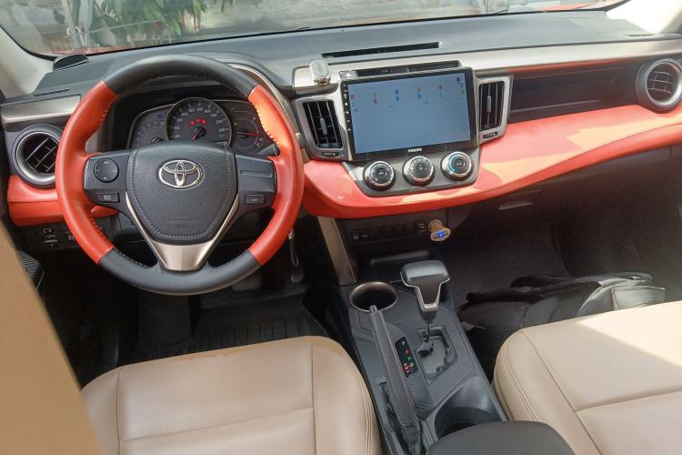 Used Toyota RAV4 2013 2.0L CVT Two-Wheel Drive Urban Edition Center Console