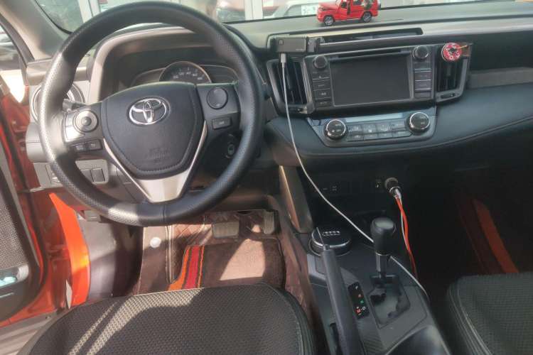 Used Toyota RAV4 2013 2.0L CVT Four-Wheel Drive Fashion Edition Center Console