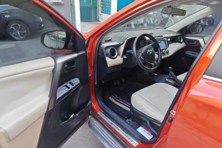 Used Toyota RAV4 2013 2.0L CVT Two-Wheel Drive Urban Edition Driver Seat