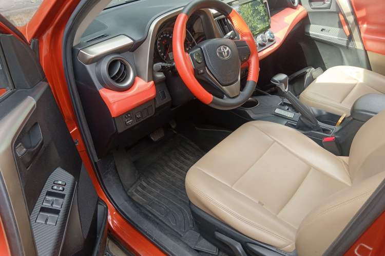 Used Toyota RAV4 2013 2.0L CVT Two-Wheel Drive Urban Edition Driver Seat