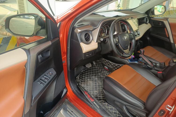 Used Toyota RAV4 2013 2.0L CVT Two-Wheel Drive Urban Edition Driver Seat