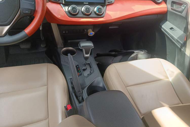 Used Toyota RAV4 2013 2.0L CVT Two-Wheel Drive Urban Edition Gear Lever