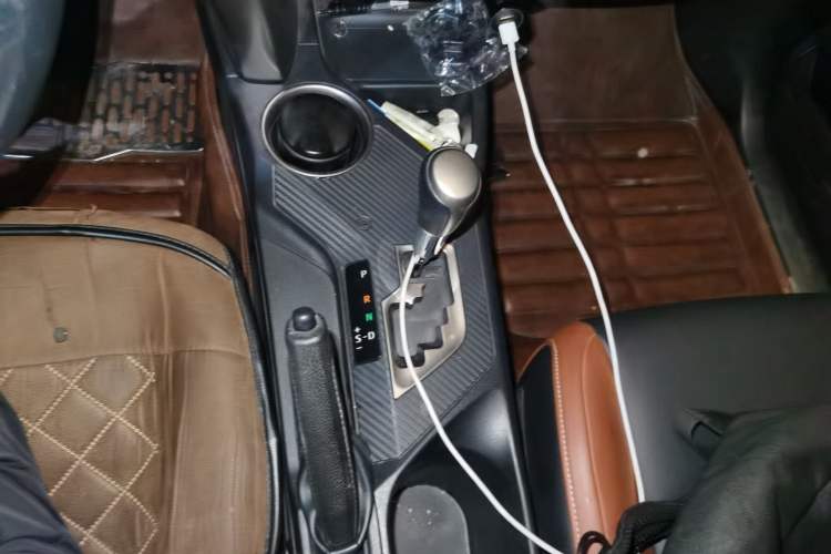 Used Toyota RAV4 2013 2.5L Automatic 4x4 Elite Edition Gear Lever
