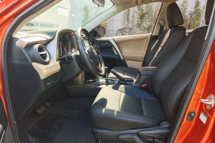 Used Toyota RAV4 2013 2.0L CVT Two-Wheel Drive Urban Edition Interior 2