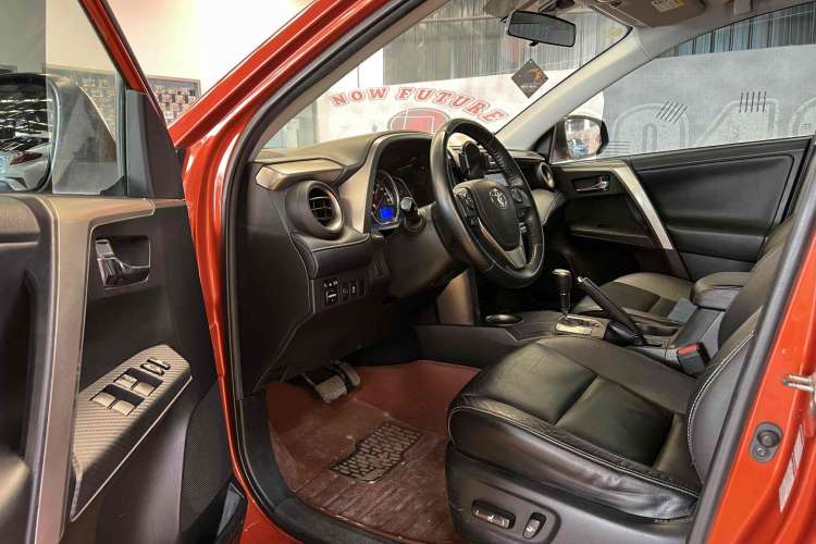 Used Toyota RAV4 2013 2.0L CVT Four-Wheel Drive New Edition Interior 2