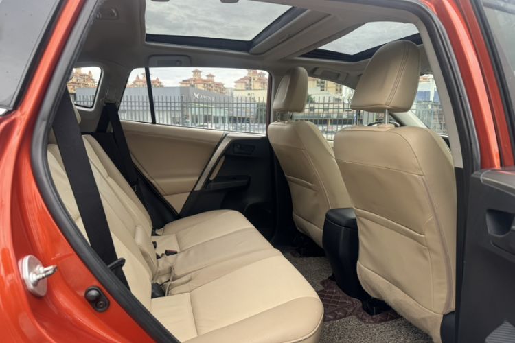 Used Toyota RAV4 2013 2.5L Automatic 4x4 Elite Edition Interior 4