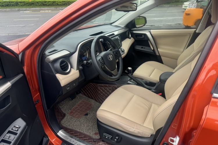 Used Toyota RAV4 2013 2.5L Automatic 4x4 Elite Edition Interior 5