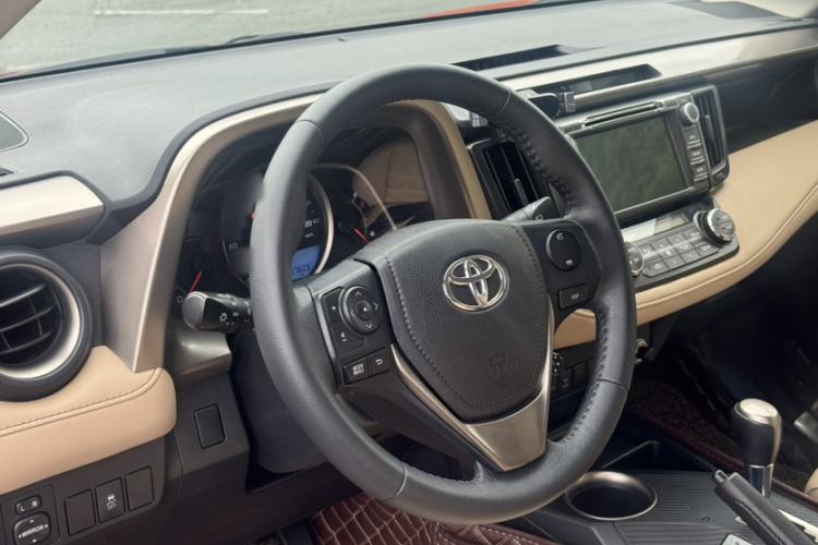 Used Toyota RAV4 2013 2.5L Automatic 4x4 Elite Edition Interior 6