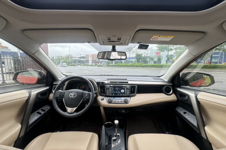 Used Toyota RAV4 2013 2.5L Automatic 4x4 Elite Edition Interior 7