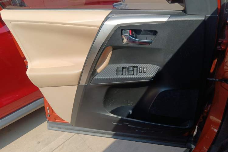 Used Toyota RAV4 2013 2.0L CVT Four-Wheel Drive New Edition Interior 7