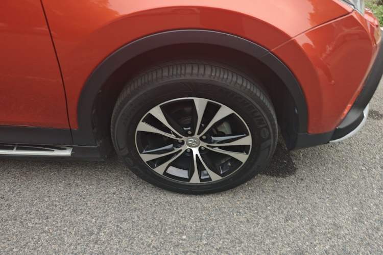 Used Toyota RAV4 2013 2.5L Automatic 4x4 Prestige Edition Right Front Wheel Hub