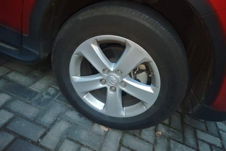 Used Toyota RAV4 2013 2.5L Automatic 4x4 Elite Edition Right Front Wheel Hub
