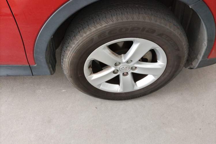 Used Toyota RAV4 2013 2.5L Automatic 4x4 Elite Edition Right Front Wheel Hub