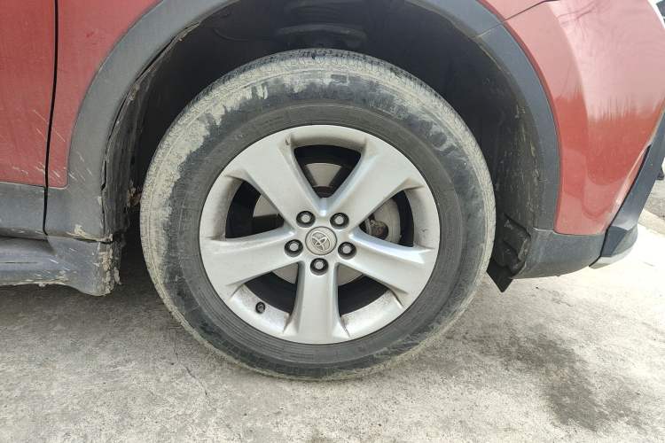 Used Toyota RAV4 2013 2.5L Automatic 4x4 Elite Edition Right Front Wheel Hub