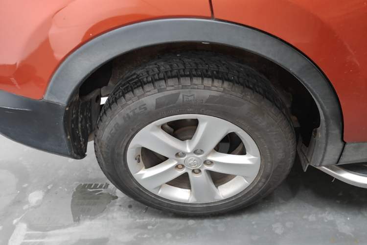 Used Toyota RAV4 2013 2.5L Automatic 4x4 Elite Edition Right Rear Wheel Hub