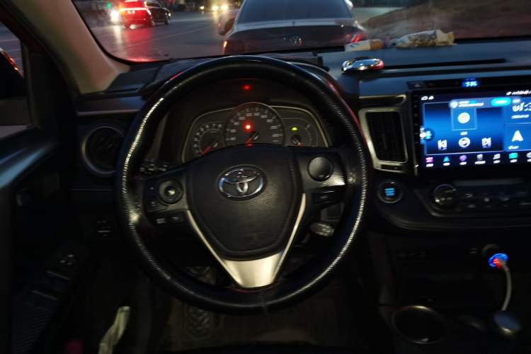 Used Toyota RAV4 2013 2.5L Automatic 4x4 Elite Edition Steering Wheel