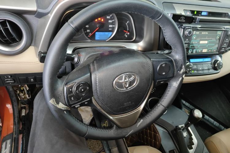 Used Toyota RAV4 2013 2.5L Automatic 4x4 Elite Edition Steering Wheel