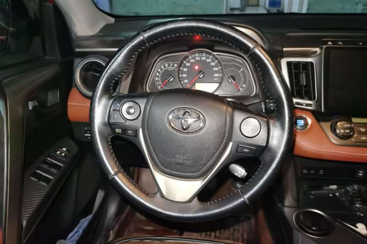 Used Toyota RAV4 2013 2.5L Automatic 4x4 Elite Edition Steering Wheel