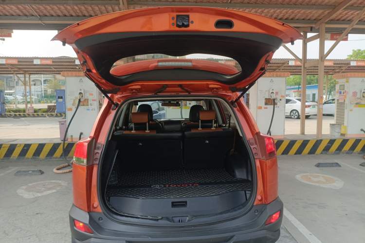 Used Toyota RAV4 2013 2.0L CVT Two-Wheel Drive Urban Edition Trunk