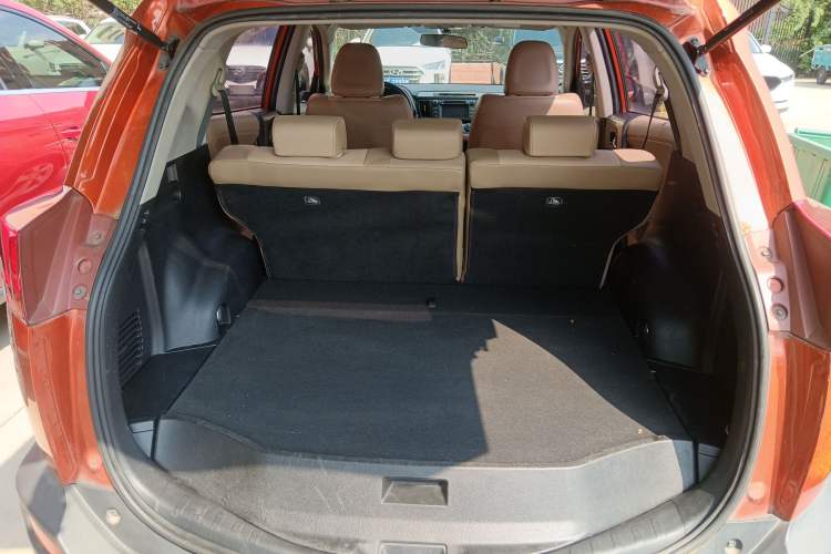 Used Toyota RAV4 2013 2.0L CVT Four-Wheel Drive New Edition Trunk