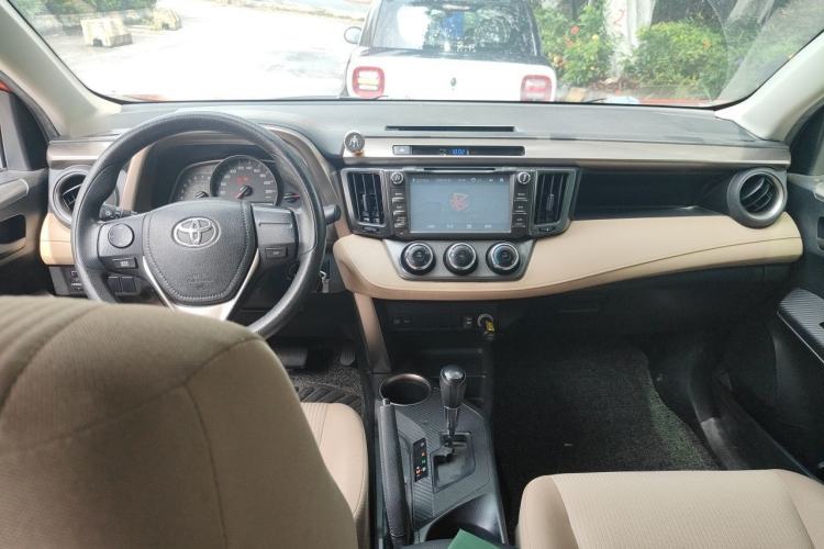 Used Toyota RAV4 2013 2.0L CVT Two-Wheel Drive Urban Edition Center Console