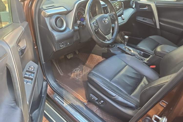Used Toyota RAV4 2013 2.5L Automatic 4x4 Luxury Edition Driver Seat