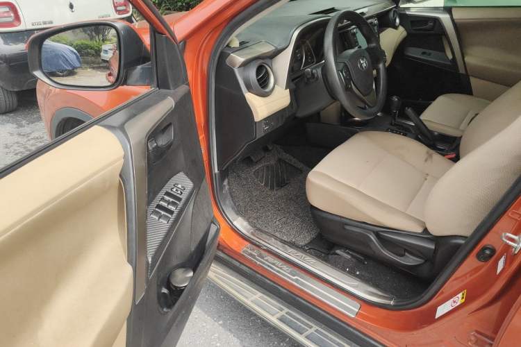 Used Toyota RAV4 2013 2.0L CVT Two-Wheel Drive Urban Edition Driver Seat