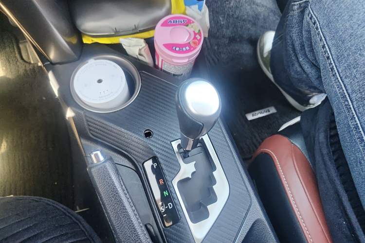 Used Toyota RAV4 2013 2.5L Automatic 4x4 Luxury Edition Gear Lever