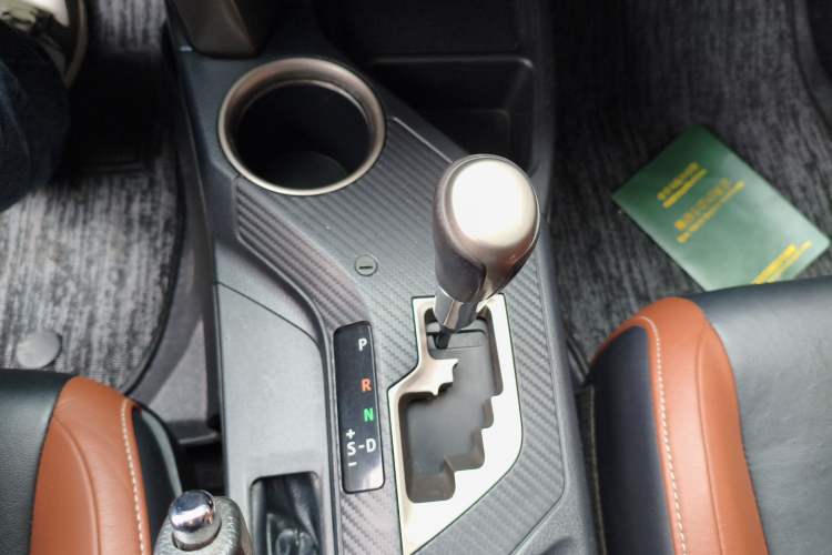 Used Toyota RAV4 2013 2.5L Automatic 4x4 Luxury Edition Gear Lever