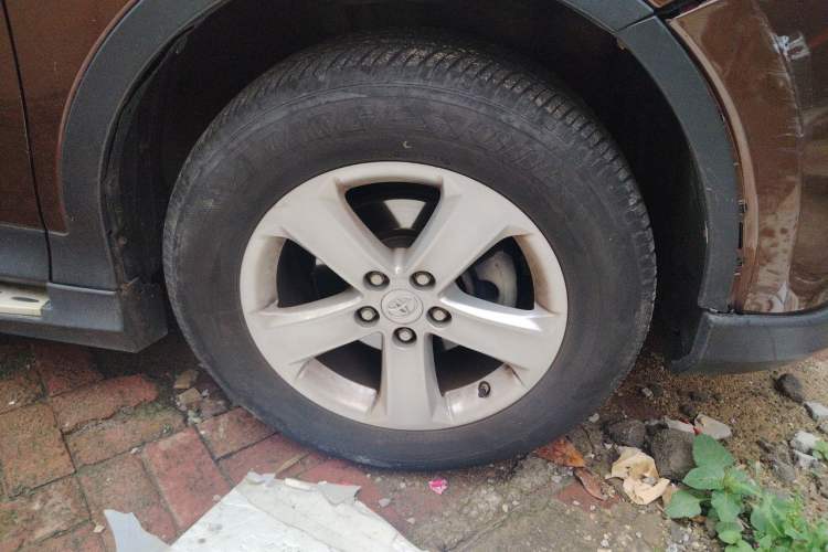 Used Toyota RAV4 2013 2.5L Automatic 4x4 Elite Edition Right Front Wheel Hub